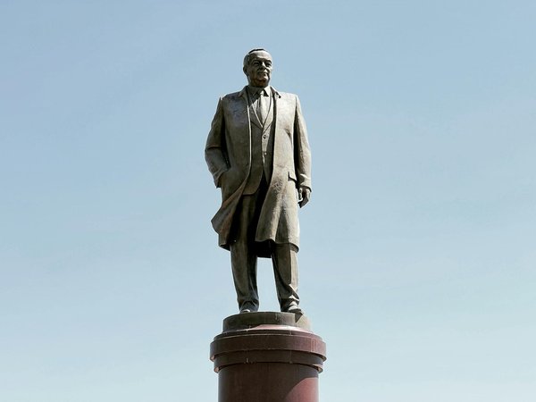 Voyage au Fil de L'Eau : Transformation du Tourisme Fluvial de Commerce aux Croisières Spectaculaires